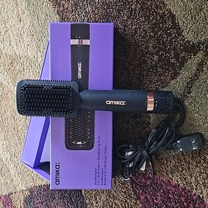 Amika blow drying straightening brush